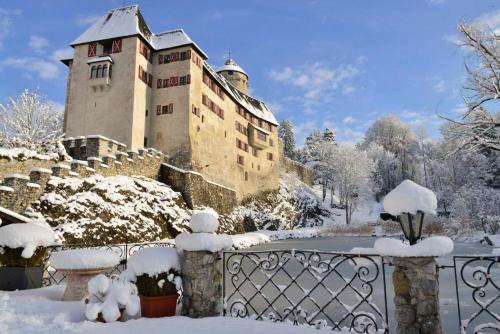 昆德尔Ferienwohnung "Josefine und Ihr Kavalier"的被雪覆盖的建筑物,围栏旁