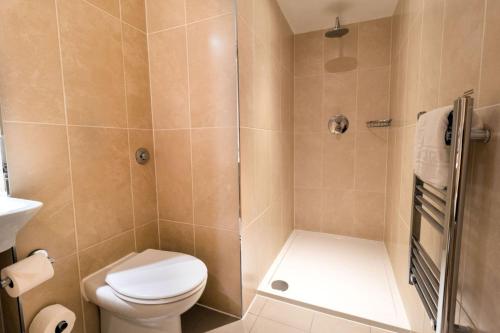阿维莫尔Coylumbridge Hotel的一间带卫生间和淋浴的小浴室