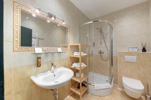 索尔察瓦Hiša Ojstrica的一间带水槽、淋浴和卫生间的浴室