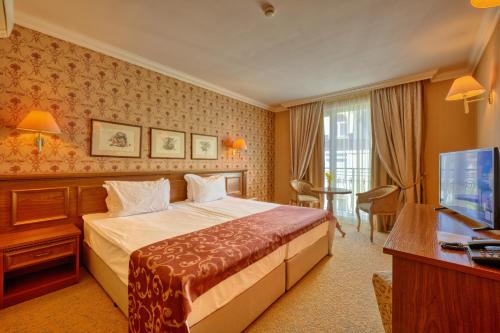 希萨里亚Hotel Club Central的酒店客房,配有床和电视