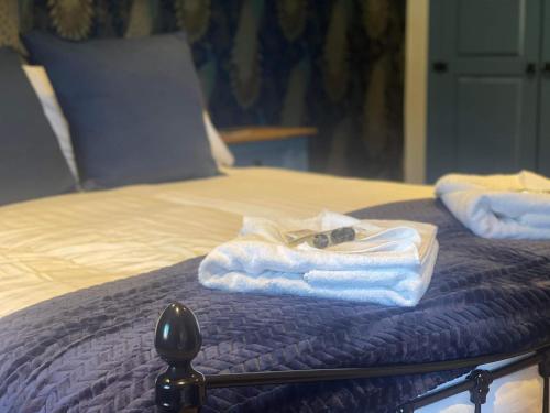 杜伦Durham City Cottages的床上有毛巾