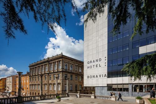 里耶卡Grand Hotel Bonavia的建筑的侧面有标志