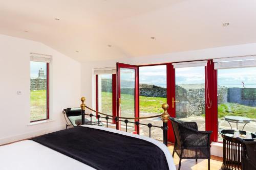 韦斯特波特Clare Island Lighthouse的一间卧室设有一张床和美景窗户。