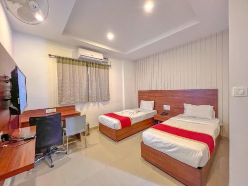 耶拉汉卡Aero Hotel的一间卧室配有两张床、一张桌子和一台电脑