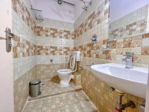 耶拉汉卡Aero Hotel的一间带水槽和卫生间的浴室