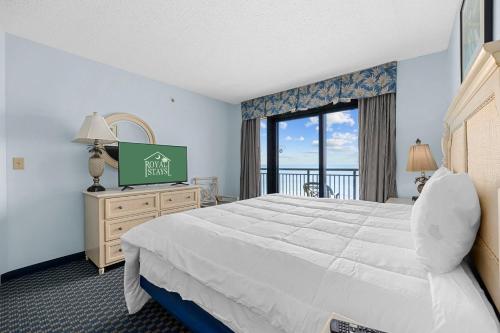 默特尔比奇Ocean View Blues- Caribbean Resort 7th fl的酒店客房设有一张床和一个大窗户