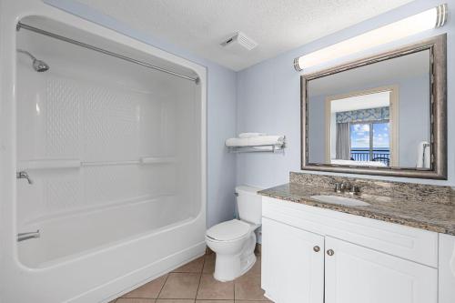 默特尔比奇Ocean View Blues- Caribbean Resort 7th fl的带淋浴、卫生间和盥洗盆的浴室