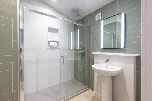 伍德斯托克Blenheim Palace Lodge Retreat的带淋浴、卫生间和盥洗盆的浴室