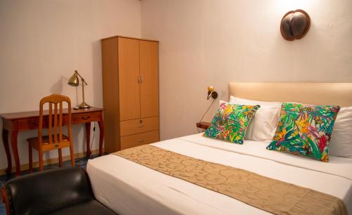 贝圣安那洞穴公寓式酒店的一间卧室配有一张床、一张桌子和一把椅子