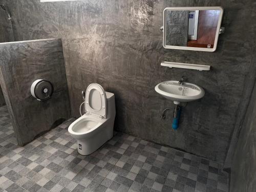 清莱Open Kitchen的一间带卫生间和水槽的浴室