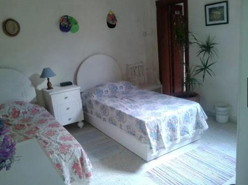 姆西达1, 2 or 3 Bed Rooms - Malta Central Location, Very near Sea and Tourism hub的一间卧室配有一张床和床头柜,配有四柱床和四柱床。