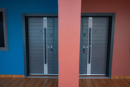 KasoaCMP APARTMENTS的蓝色房间的一对门