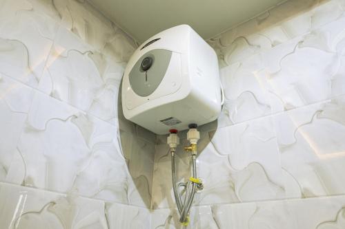 KasoaCMP APARTMENTS的浴室铺有白色瓷砖,配有白色淋浴。