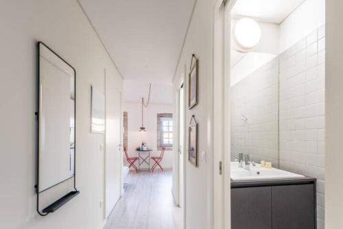 波尔图GuestReady - Genuine Oporto Apts - 4的白色的浴室设有水槽和镜子