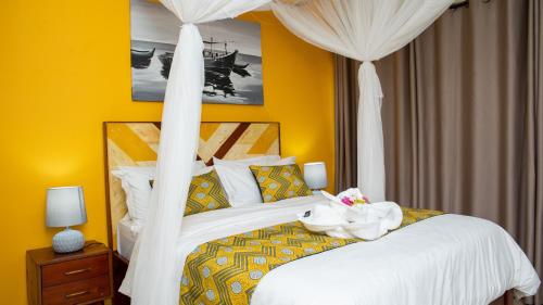 Nkhata BayKaweta Cottage的一间卧室配有一张带天蓬的白色床