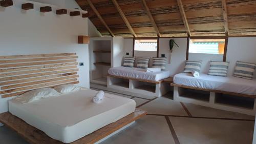 卡普兰干La Posada del Gecko的一间客房内设有四张床的房间