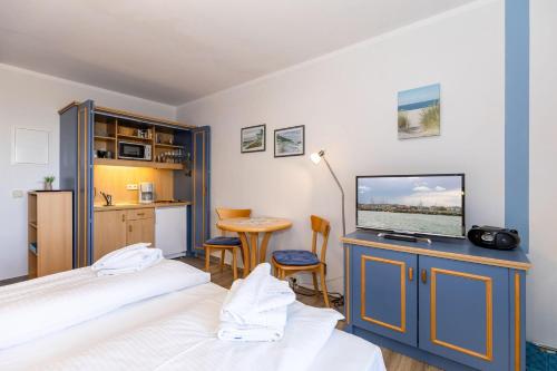 奥斯赛拜-屈隆斯博恩Yachthafenresidenz-Wohnung-5102-806的一间卧室配有两张床和一台平面电视