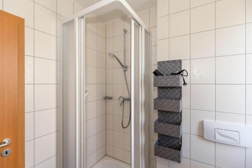 奥斯赛拜-屈隆斯博恩Yachthafenresidenz-Wohnung-5102-806的浴室配有淋浴和步入式淋浴间。