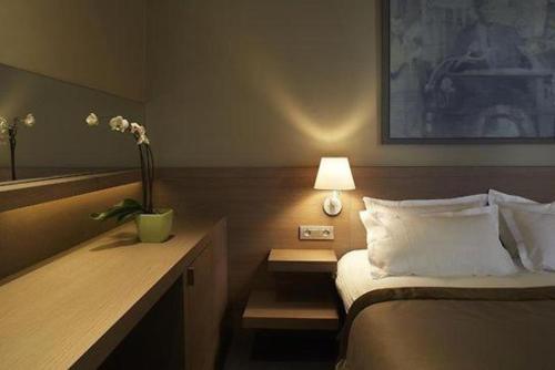 BeerselGravenhof的酒店客房配有一张床和一张带台灯的书桌