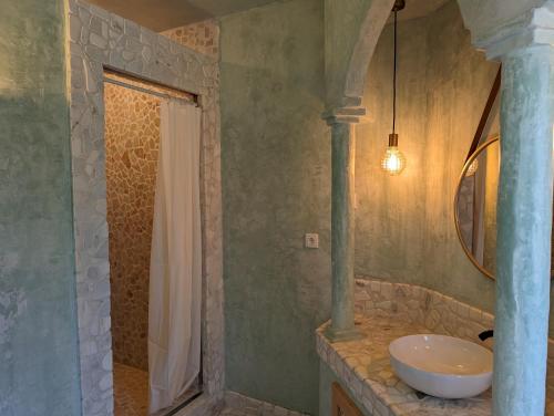 辛特拉Casa Do Carmo - Castle Views!的一间带水槽和淋浴的浴室