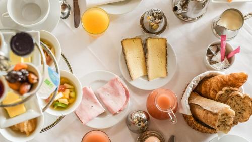 特鲁瓦拉麦森德罗兹Spa酒店的一张白色的桌子,上面有早餐盘