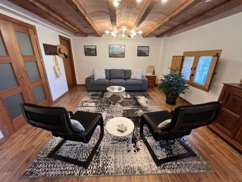 格拉塔略普斯Cal Campana的客厅配有沙发和两把椅子