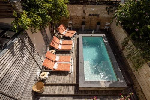 特鲁瓦拉麦森德罗兹Spa酒店的甲板上游泳池的顶部景色