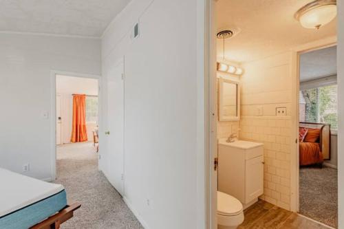 奥古斯塔Groovy Getaway Centrally Located的白色的浴室设有卫生间和水槽。