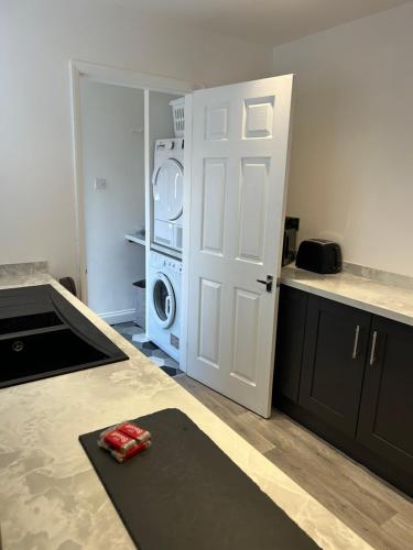 唐克斯特Ferrers House的厨房设有白色门和洗衣机。