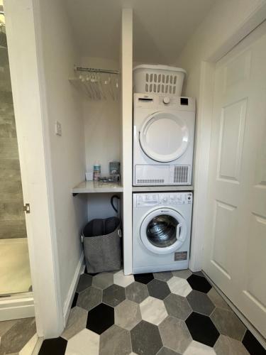 唐克斯特Ferrers House的洗衣房配有洗衣机和洗衣机