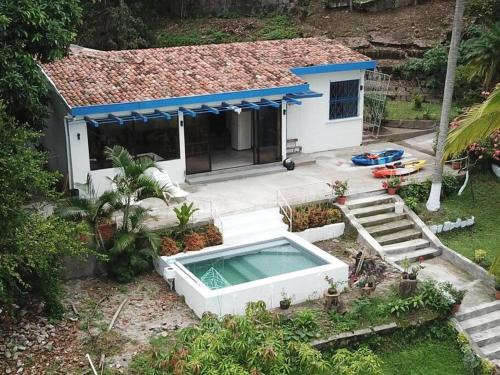 圣萨尔瓦多Casa del Lago Las Veraneras的享有带游泳池的房屋的空中景致