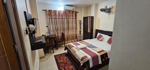 西玛拉Hotel Simara的一间卧室配有一张床和一张桌子