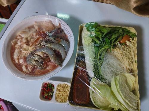 Ban Bung ToeiRiverhilk khaoyai的饭桌上放一碗汤和一盘食物
