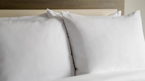 加尔维斯敦Residence Inn by Marriott Galveston Island的床上配有2个白色枕头