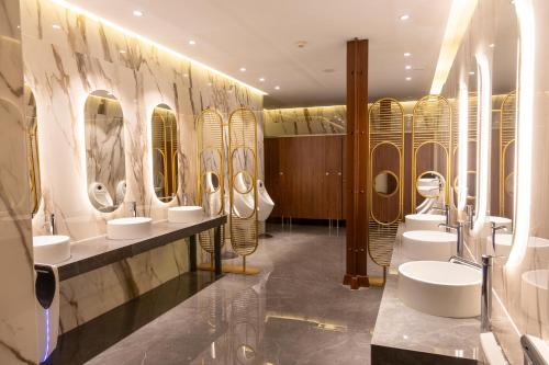巴达霍斯Hotel Las Tres Campanas的浴室设有一束水槽和镜子