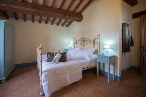 马焦内迪莫拉弗'吉奥瓦尼住宿加早餐旅馆的一间卧室配有一张床和一张桌子及床头柜