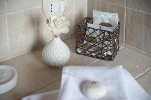 马焦内迪莫拉弗'吉奥瓦尼住宿加早餐旅馆的浴室里花的白色花瓶