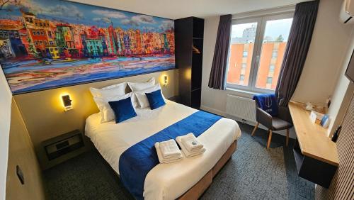 穆斯克龙Elberg Hotel & Apartments的酒店客房设有一张床,墙上挂有绘画作品