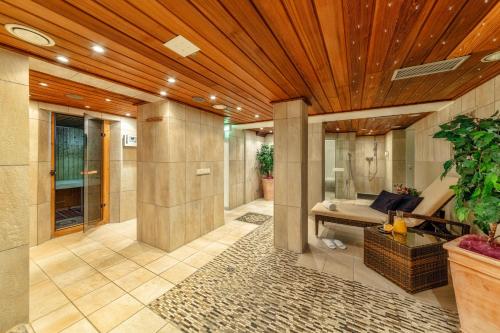 科隆CityClass Hotel am Heumarkt的带淋浴和浴缸的大浴室