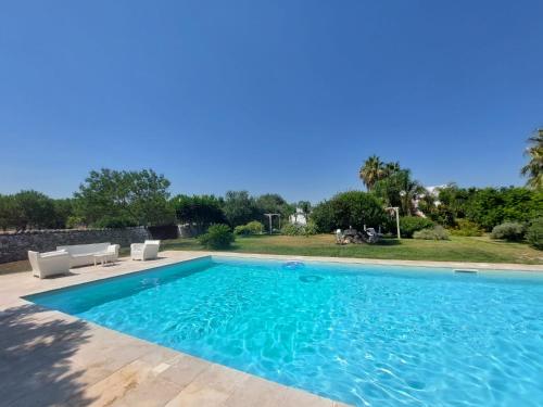 托雷桑塔萨宾娜Masseria Boezio Ostuni的庭院里的一个蓝色海水游泳池