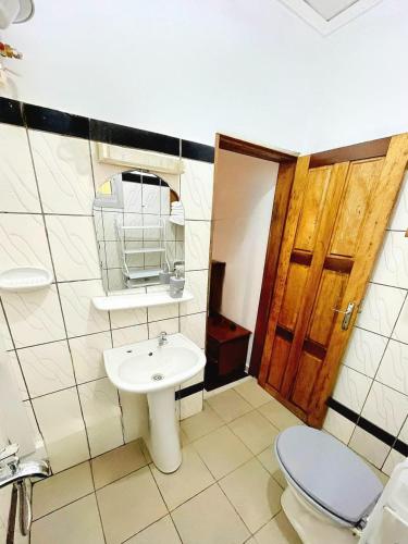 雅温得GOLF HILLS BASTOS的一间带卫生间和水槽的浴室