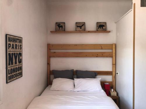 阿克斯莱泰尔姆纳特拉公寓的一间卧室配有一张带木制床头板的床