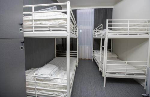 奥斯陆K7 Hotel Oslo的一间房间,配有白色双层床