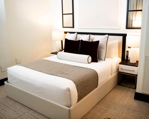 纽约纽约狄伦酒店的一间卧室配有一张大床,提供黑白枕头