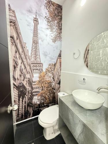 库库塔HOTEL LE QUINT的浴室内装饰有艾菲尔铁塔壁画
