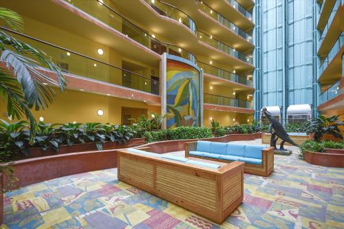 奥兰治比奇Caribe Resort Unit C814的大堂设有蓝色的沙发和恐龙雕像