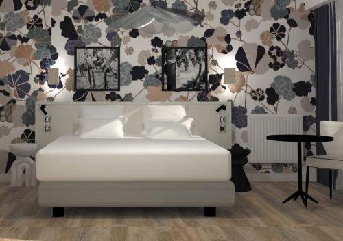 希农Gabriel Hotel Chinon的卧室配有白色的床和花卉壁纸