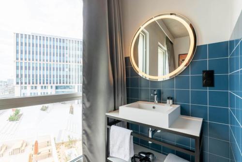 里尔JOST Auberge de Jeunesse Lille Centre的一间带水槽和镜子的浴室