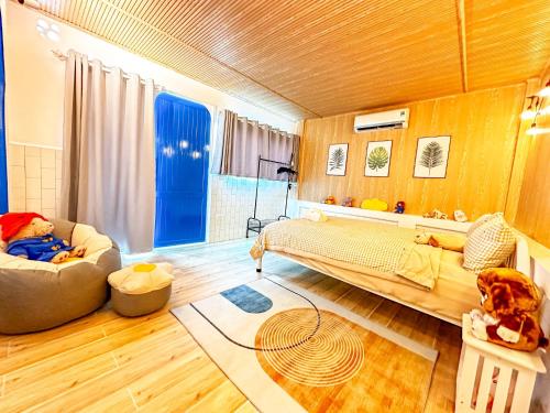 河内La Casa Di Decembre - Nguyễn Như Đổ的一间卧室配有一张床和一个沙发
