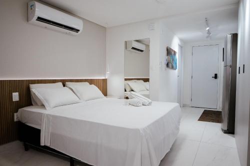 若昂佩索阿Unity - Cabo Branco的白色卧室配有一张白色的大床